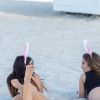 Claudia Romani et Melissa Lori posent sur la plage avec des oreilles de lapins le jour de Pâques à Miami le 1er avril 2018.
