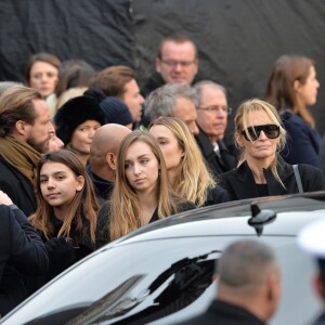 Darina Scotti, Estelle Lefébure - Sorties de l'église de la Madeleine après les obsèques de Johnny Hallyday à Paris le 9 décembre 2017. © Veeren / Bestimage  Celebs leaving church of La Madeleine for the funeral of Johnny Hallyday in Paris on December 9, 2017.09/12/2017 - 