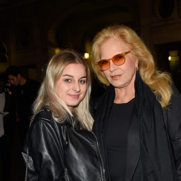 Semi-Exclusif - Sylvie Vartan avec sa fille Darina Scotti-Vartan à la générale de la pièce "La Vraie Vie" au théâtre Edouard 7 à Paris, le 18 septembre 2017. © Guirec Coadic/Bestimage  No Web No Blog - Belgique et Suisse18/09/2017 - Paris