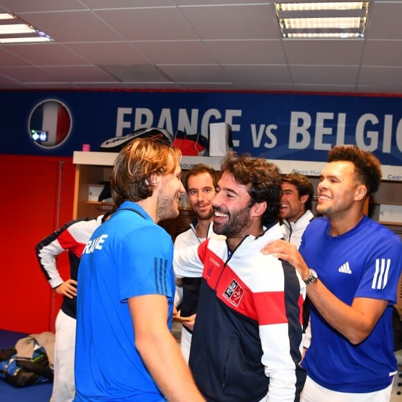 Nicolas Mahut, Lucas Pouille, Richard Gasquet, Jonathan Eysseric, Jo-Wilfried Tsonga - L'équipe de France de tennis célèbre sa victoire contre l'équipe de tennis Belgique dans les vestiaires après la Finale de la coupe Davis au Stade Pierre Mauroy à Villeneuve d'Ascq, France, le 26 novembre 2017. © Antoine Couvercelle/FFT/Bestimage