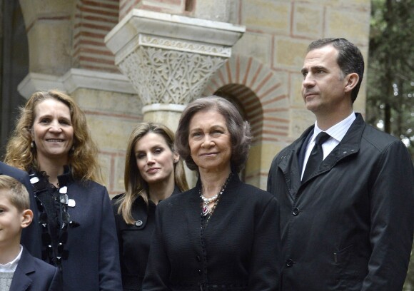 Elena, Letizia, Sofia et Felipe d'Espagne au cimetière du Palais Tatoi à Athènes le 6 mars 2014, au côté de la famille royale de Grèce lors d'une cérémonie commémorant le 50e anniversaire de la mort du roi Pavlos (Paul).