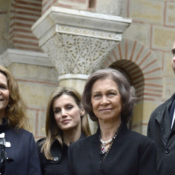 Elena, Letizia, Sofia et Felipe d'Espagne au cimetière du Palais Tatoi à Athènes le 6 mars 2014, au côté de la famille royale de Grèce lors d'une cérémonie commémorant le 50e anniversaire de la mort du roi Pavlos (Paul).