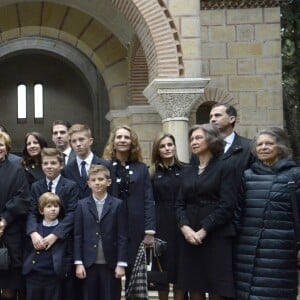 La princesse Katherine, prince Alexandre de Serbie, la princesse Alexia, le prince Paul, la princesse Marie-Chantal, María Olympía de Grèce, le roi Constantin, la reine Anne-Marie de Grèce, Konstantínos Aléxios de Grèce, Akhilléas Andréa de Grèce, Odysséas Kímonas de Grèce, Aristídis Stávros de Grèce, l'infante Elena, la princesse Letizia, le prince Felipe, la reine Sofia d'Espagne et la princesse Irène de Grèce au cimetière du Palais Tatoi à Athènes le 6 mars 2014 lors d'une cérémonie commémorant le 50e anniversaire de la mort du roi Pavlos (Paul).