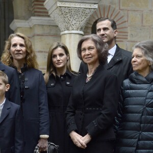 L'infante Elena d'Espagne, la princesse Letizia, la reine Sofia d'Espagne, le prince Felipe, la princesse Irène de Grèce au cimetière du Palais Tatoi à Athènes le 6 mars 2014, au côté de la famille royale de Grèce lors d'une cérémonie commémorant le 50e anniversaire de la mort du roi Pavlos (Paul).