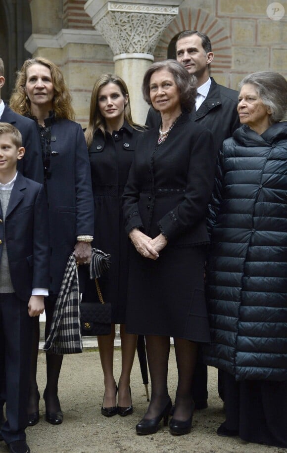 L'infante Elena d'Espagne, la princesse Letizia, la reine Sofia d'Espagne, le prince Felipe, la princesse Irène de Grèce au cimetière du Palais Tatoi à Athènes le 6 mars 2014, au côté de la famille royale de Grèce lors d'une cérémonie commémorant le 50e anniversaire de la mort du roi Pavlos (Paul).