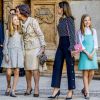 La reine Sofia, qui embrasse la princesse Leonor des Asturies, la reine Letizia d'Espagne et l'infante Sofia d'Espagne à la sortie de la messe de Pâques en la cathédrale Santa Maria à Palma de Majorque le 1er avril 2018.