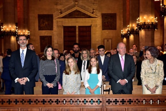 La famille royale d'Espagne - le roi Felipe VI, la reine Letizia, leurs filles la princesse Leonor des Asturies et l'infante Sofia, et le roi Juan Carlos Ier et la reine Sofia - pendant la messe de Pâques en la cathédrale Santa Maria à Palma de Majorque le 1er avril 2018.