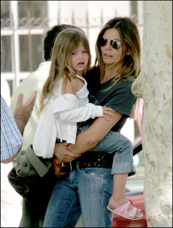 Veronika Loubry et sa fille Thylane à Saint-Tropez. Mai 2005.