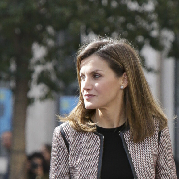 La reine Letizia d'Espagne le 5 avril 2018 au siège de l'Ordre des Médecins d'Espagne à Madrid pour la 2e Journée sur le traitement informatif du handicap sur les réseaux sociaux. Sa première mission officielle après le scandale de la messe de Pâques et l'incident avec la reine Sofia.