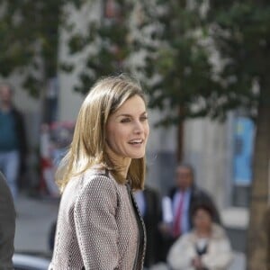 La reine Letizia d'Espagne le 5 avril 2018 au siège de l'Ordre des Médecins d'Espagne à Madrid pour la 2e Journée sur le traitement informatif du handicap sur les réseaux sociaux. Sa première mission officielle après le scandale de la messe de Pâques et l'incident avec la reine Sofia.