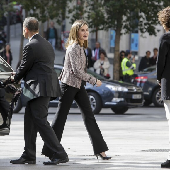 La reine Letizia d'Espagne le 5 avril 2018 au siège de l'Ordre des Médecins d'Espagne à Madrid pour la 2e Journée sur le traitement informatif du handicap sur les réseaux sociaux. Sa première mission officielle après le scandale de la messe de Pâques et l'incident avec la reine Sofia.