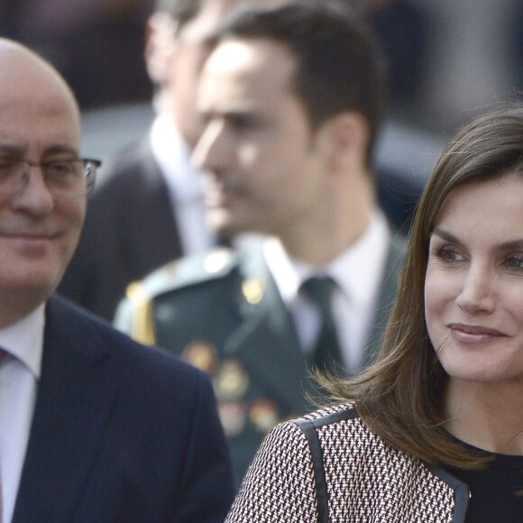 La reine Letizia d'Espagne le 5 avril 2018 au siège de l'Ordre des Médecins d'Espagne à Madrid pour la 2e Journée sur le traitement informatif du handicap sur les réseaux sociaux. Sa première mission officielle après le scandale de la messe de Pâques et l'incident avec la reine Sofia.