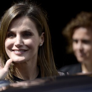 La reine Letizia d'Espagne le 5 avril 2018 au siège de l'Ordre des Médecins d'Espagne à Madrid pour la 2e Journée sur le traitement informatif du handicap sur les réseaux sociaux. Sa première mission officielle après le scandale de la messe de Pâques et l'incident avec la reine Sofia.