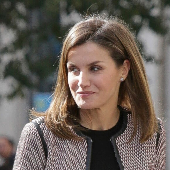 La reine Letizia d'Espagne le 5 avril 2018 au siège de l'Ordre des Médecins d'Espagne à Madrid pour la 2e Journée sur le traitement informatif du handicap sur les réseaux sociaux. Sa première mission officielle après le scandale de la messe de Pâques et l'incident avec la reine Sofia.
