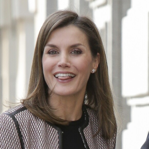 La reine Letizia d'Espagne le 5 avril 2018 au siège de l'Ordre des Médecins d'Espagne à Madrid pour la 2e Journée sur le traitement informatif du handicap sur les réseaux sociaux. Sa première mission officielle après le scandale de la messe de Pâques et l'incident avec la reine Sofia.