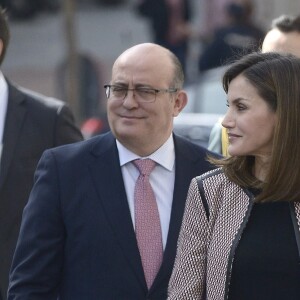 La reine Letizia d'Espagne le 5 avril 2018 au siège de l'Ordre des Médecins d'Espagne à Madrid pour la 2e Journée sur le traitement informatif du handicap sur les réseaux sociaux. Sa première mission officielle après le scandale de la messe de Pâques et l'incident avec la reine Sofia.