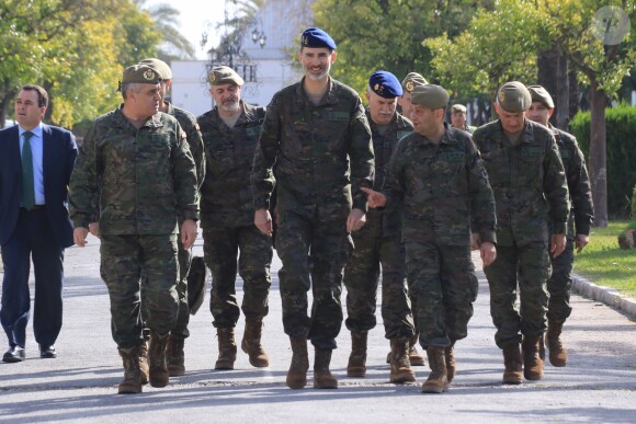 Le roi Felipe VI d'Espagne en déplacement sur la base militaire El Copero à Dos Hermanas, près de Séville, le 4 avril 2018