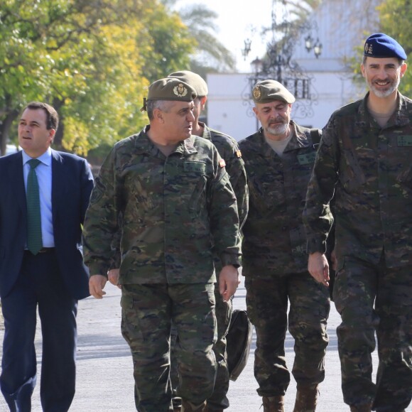 Le roi Felipe VI d'Espagne en déplacement sur la base militaire El Copero à Dos Hermanas, près de Séville, le 4 avril 2018