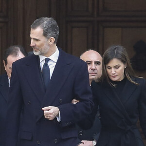 Le roi Félipe VI d'Espagne et la reine Letizia à la sortie de la messe en hommage au 25ème anniversaire du décès de Jean de Bourbon et Battenberg en l'église de San Lorenzo de El Escoria le 3 avril 2018.