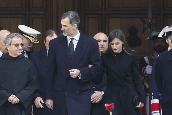 Le roi Félipe VI d'Espagne et la reine Letizia à la sortie de la messe en hommage au 25ème anniversaire du décès de Jean de Bourbon et Battenberg en l'église de San Lorenzo de El Escoria le 3 avril 2018.