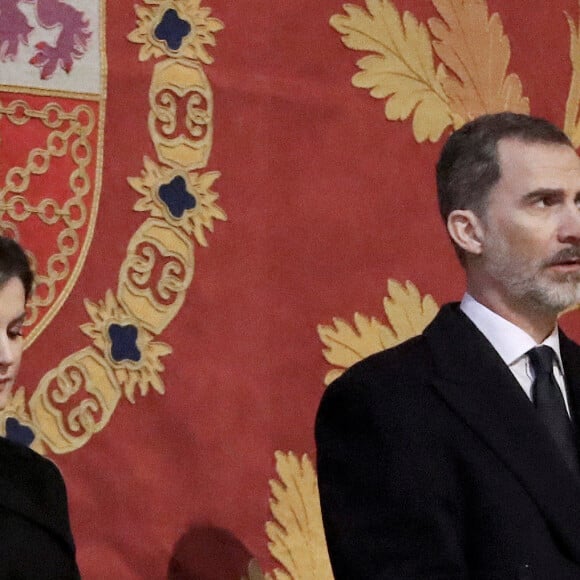 Le roi Félipe VI d'Espagne et la reine Letizia à la sortie de la messe en hommage au 25ème anniversaire du décès de Jean de Bourbon et Battenberg en l'église de San Lorenzo de El Escoria le 3 avril 2018.