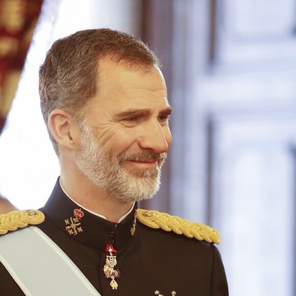 Le roi Felipe VI d'Espagne reçoit les lettres de créances des ambassadeurs au palais royal à Madrid le 5 avril 2018.