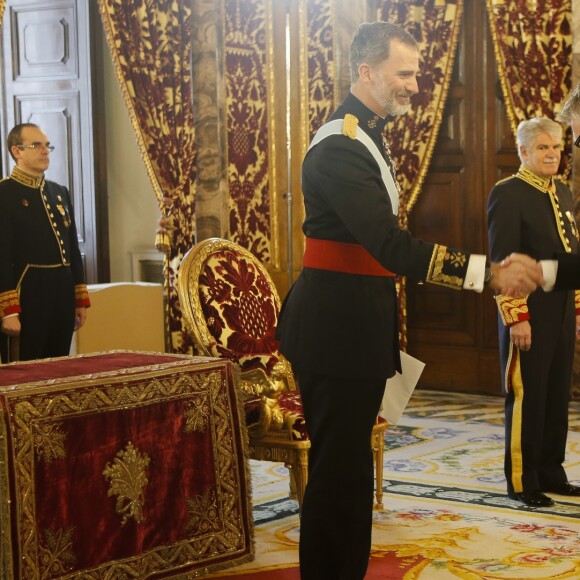 Le roi Felipe VI d'Espagne reçoit les lettres de créances des ambassadeurs au palais royal à Madrid le 5 avril 2018.