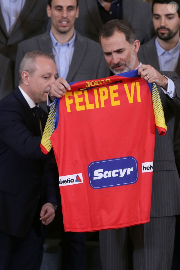 Le roi Felipe VI d'Espagne reçoit l'équipe d'Espagne de Handball au Palais de la Zarzuela à Madrid le 6 avril 2018.