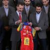 Le roi Felipe VI d'Espagne reçoit l'équipe d'Espagne de Handball au Palais de la Zarzuela à Madrid le 6 avril 2018.