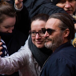 Joaquin Phoenix salue ses fans lors du 68ème festival du film de Berlin, La Berlinale le 20 février 2018.