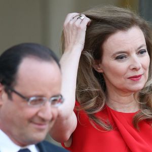 Francois Hollande et Valérie Trierweiler sur le parvis de l'Elysée à Paris, le 7 mai 2013.