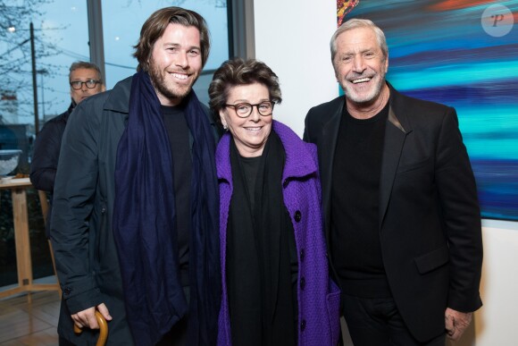 Exclusif - Le producteur Julien Seul, sa maman et Jean-Claude Darmon - Vernissage de l'exposition "Pluie d'étoiles" de la peintre Myriam Ghilan à la Galerie 89, à Paris le 29 mars 2018. © Cyril Moreau/Bestimage