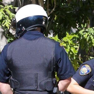 Exclusif - Un fan tente de s'inviter chez Taylor Swift. Arrêté par les agents de sécurité, ces derniers ont appelé la police. Los Angeles, le 8 avril 2018