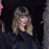 Taylor Swift arrive à la soirée "Saturday Night Live !" à New York. La chanteuse porte une robe à paillettes et des bottines noires, le 11 novembre 2017.