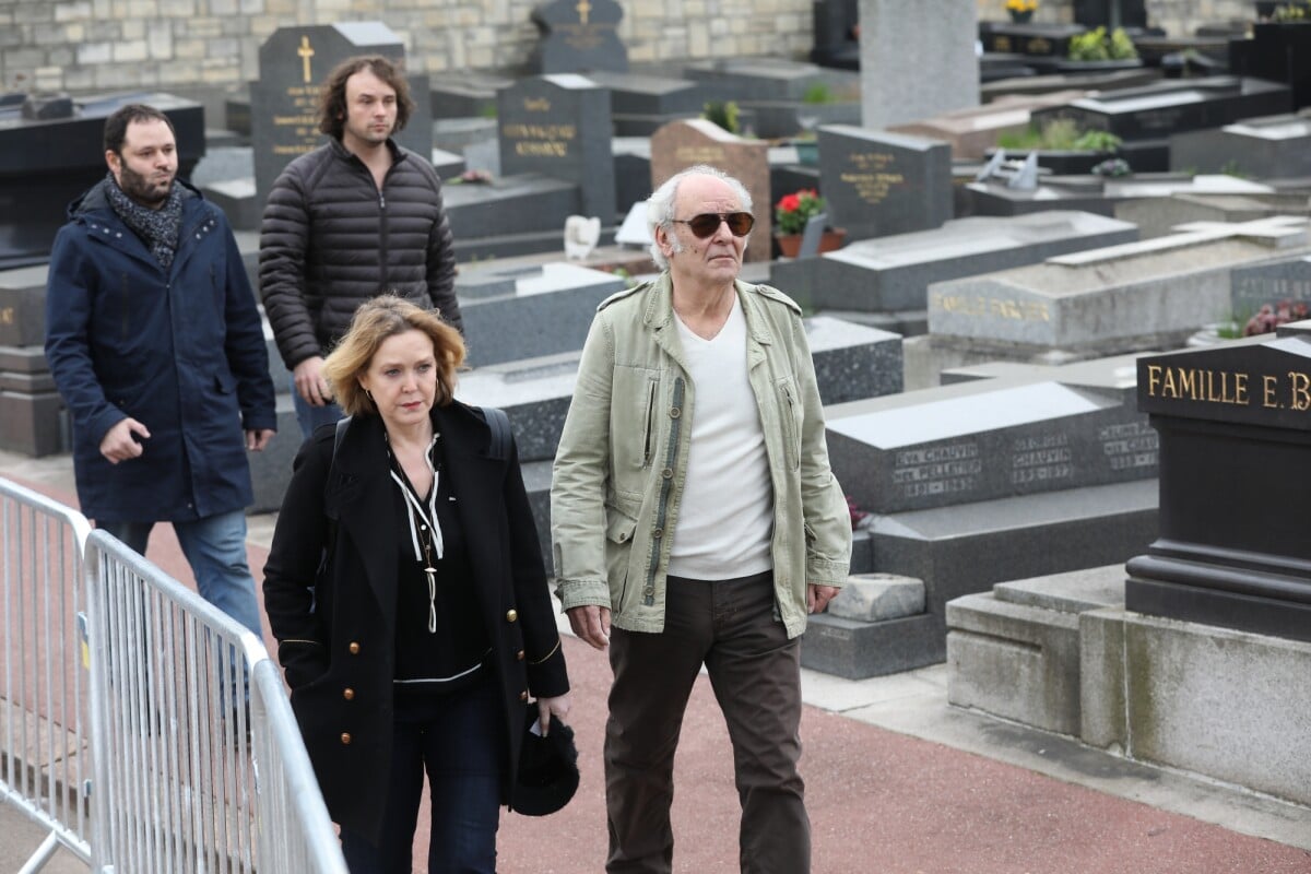 Photo : Agnès Soral, Maxime Le Forestier et ses fils Philippe et Arthur  lors des obsèques de Véronique Colucci au cimetière communal de Montrouge,  le 12 avril 2018. - Purepeople