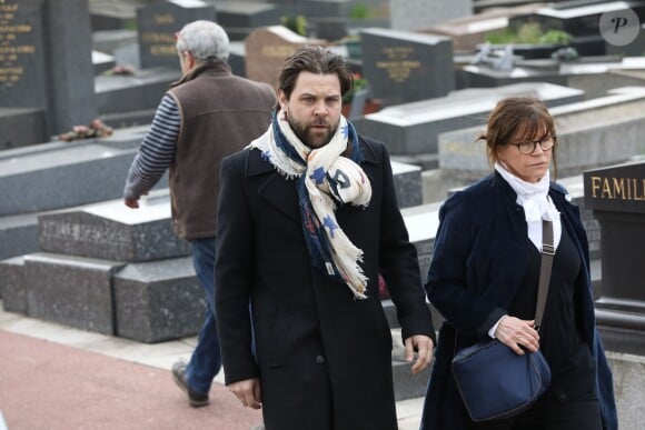 Arthur Jugnot et guest lors des obsèques de Véronique Colucci au cimetière communal de Montrouge, le 12 avril 2018.