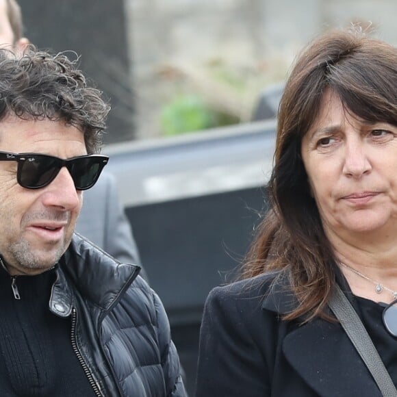 Patrick Bruel et Anne Marcassus lors des obsèques de Véronique Colucci au cimetière communal de Montrouge, le 12 avril 2018.