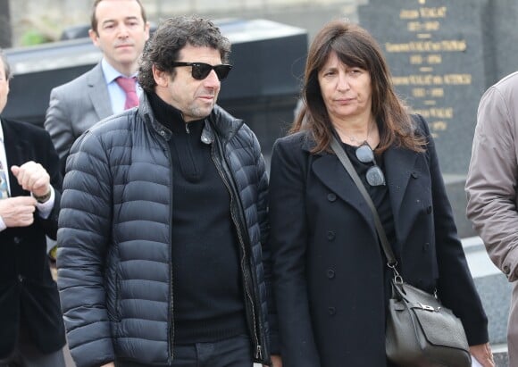 Patrick Bruel et Anne Marcassus lors des obsèques de Véronique Colucci au cimetière communal de Montrouge, le 12 avril 2018.