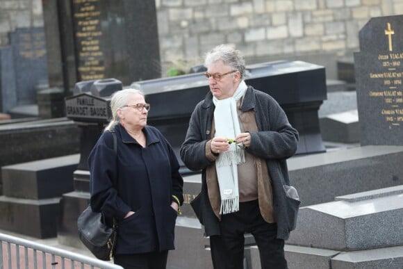 Josiane Balasko et Dominique Besnehard lors des obsèques de Véronique Colucci au cimetière communal de Montrouge, le 12 avril 2018.
