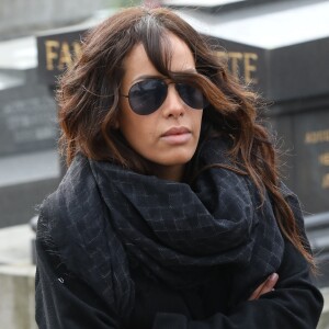 Amel Bent lors des obsèques de Véronique Colucci au cimetière communal de Montrouge, le 12 avril 2018.