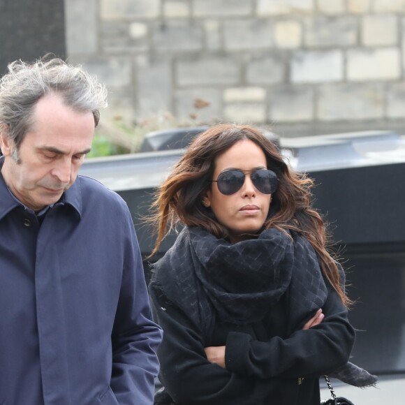 Amel Bent lors des obsèques de Véronique Colucci au cimetière communal de Montrouge, le 12 avril 2018.