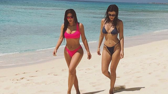 Kim et Kourtney Kardashian : Les soeurs de Khloé, maman, divines en bikini