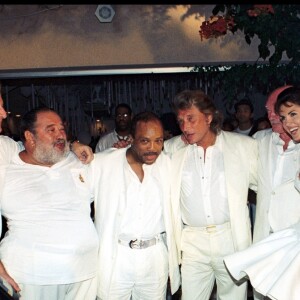 ARCHIVES - PATRICK SEBASTIEN, LE CHANTEUR CARLOS, QUINCY JONES, JOHNNY HALLYDAY, EDDIE BARCLAY ET CAROLINE, BERNARD TAPIE ET JEAN MARIE BIGARD LORS D' UNE "SOIREE BLANCHE" DANS LA VILLA D 'EDDIE BARCLAY "MAISON DU CAP" A SAINT TROPEZ EN 1995 22/07/1995 - Saint Tropez