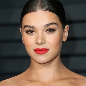 Hailee Steinfeld à la soirée Vanity Fair Oscar au Wallis Annenberg Center à Beverly Hills, le 4 mars 2018