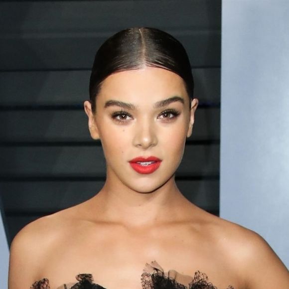 Hailee Steinfeld à la soirée Vanity Fair Oscar au Wallis Annenberg Center à Beverly Hills, le 4 mars 2018