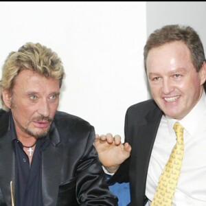 Laeticia et Johnny Hallyday, André Boudou, nuit des "7 d'or" à l'Amnesia, à Paris, le 4 novembre 2003.