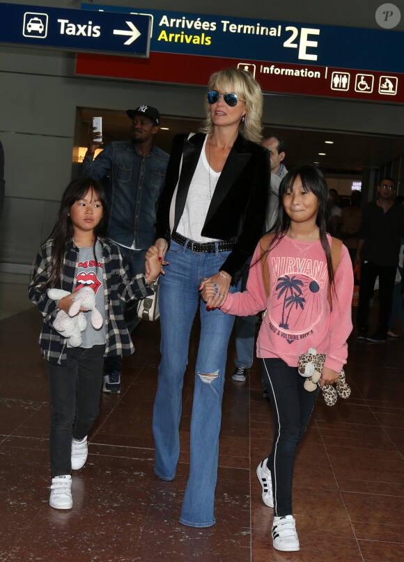 Johnny Hallyday avec sa femme Laeticia, ses enfants Jade et Joy ainsi que la Grand-mère de Laeticia Elyette Boudou arrivent à l'aéroport de Roissy en provenance de Los Angeles.  Roissy-en-France le 26 juin 2016.