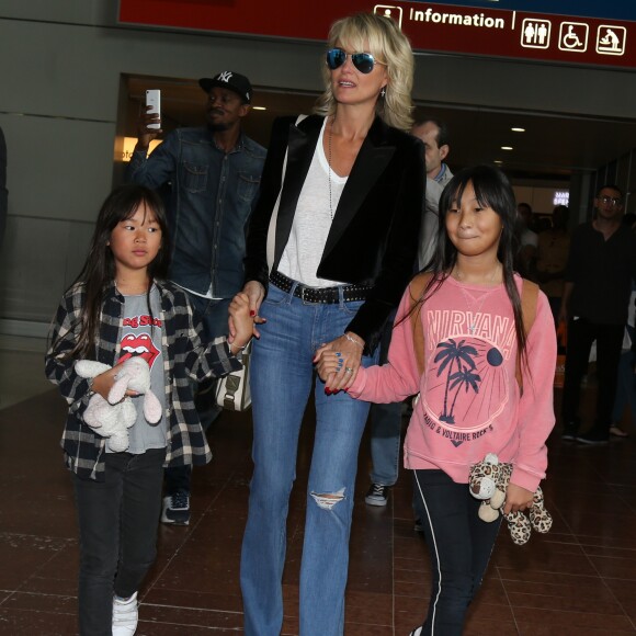 Johnny Hallyday avec sa femme Laeticia, ses enfants Jade et Joy ainsi que la Grand-mère de Laeticia Elyette Boudou arrivent à l'aéroport de Roissy en provenance de Los Angeles.  Roissy-en-France le 26 juin 2016.