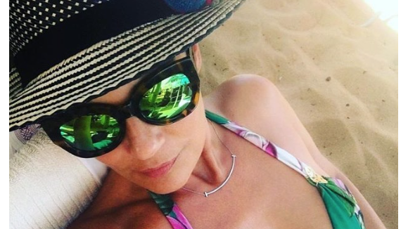 Cristina Cordula se dévoile stylée en bikini : "Je rêve d'une plage..."