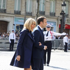 Le président Emmanuel Macron et Brigitte Macron lors de l'hommage à Xavier Jugelé sur les Champs Elysées, à Paris le 20 avril 2018. Une plaque a été dévoilée. © Dominique Jacovides / Bestimage